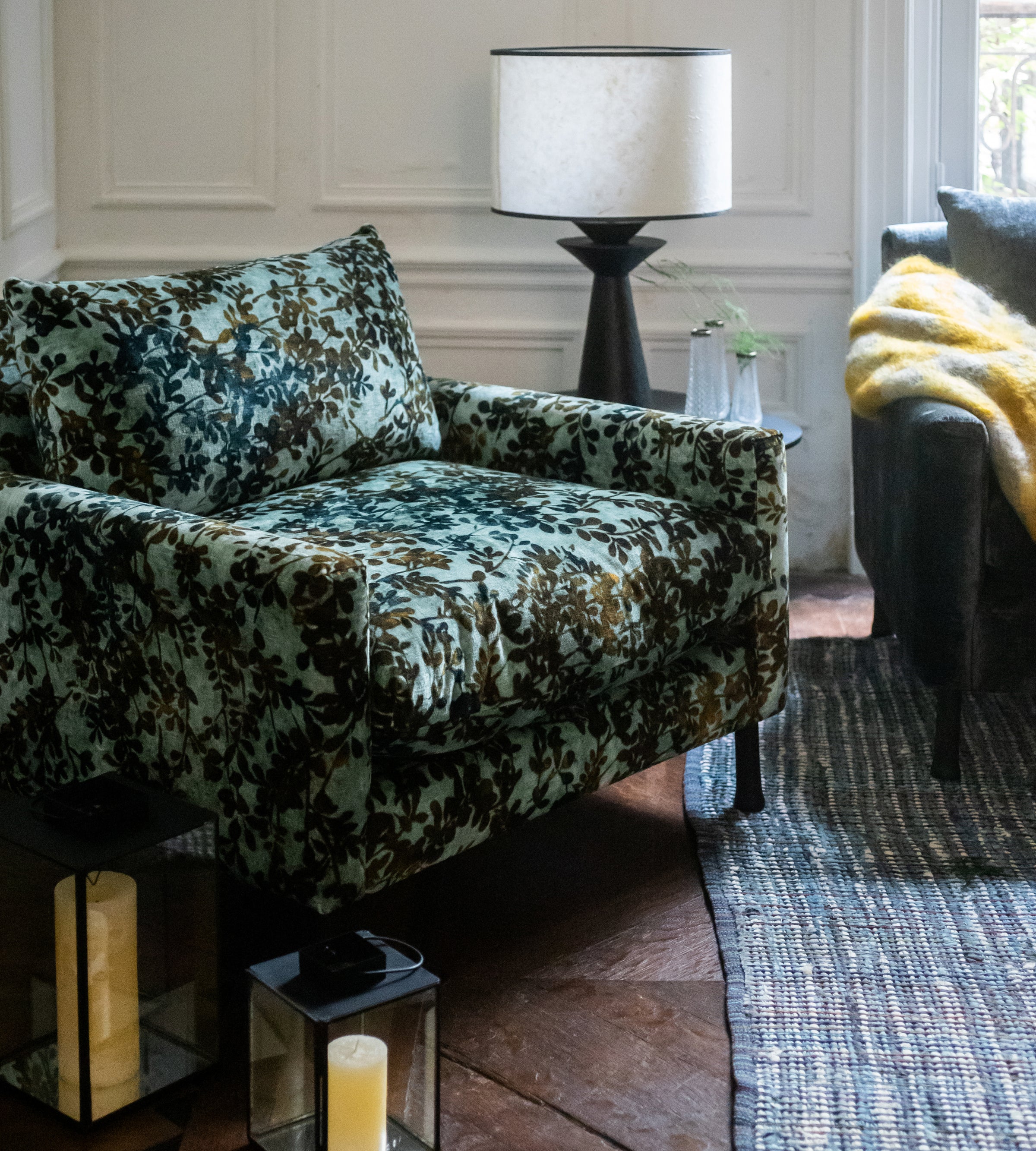 Mira armchair / loveseat