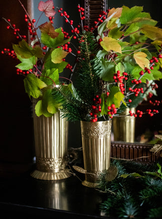 Deux vases pour fleurs doré en laiton à stries et motifs géométriques