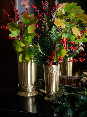 Deux vases pour fleurs doré en laiton à stries et motifs géométriques