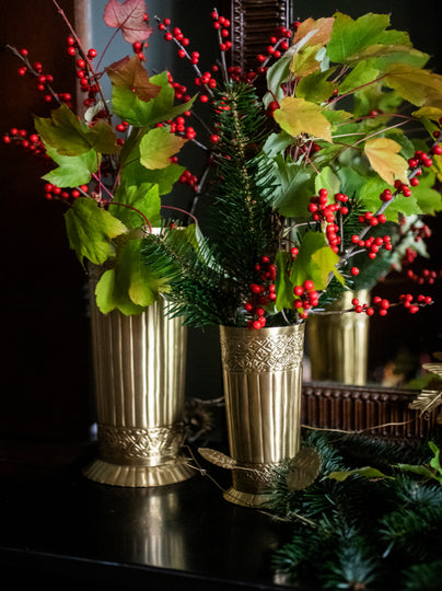 Deux vases pour fleurs doré en laiton à stries et motifs géométriques