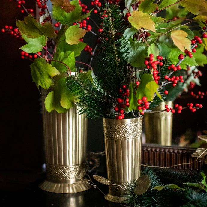 Deux vases pour fleurs doré en laiton à stries et motifs géométriques
