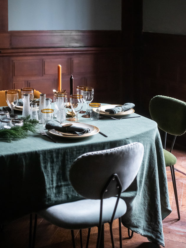 Nappe Sélena en lin lavé bordé d'un fin bourdon contrasté.