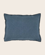 Housse de coussin bleu avec un bord noir en lin