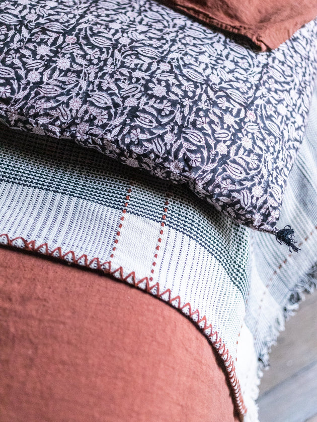 Détails des motifs fleuris de la courtepointe Tulipan