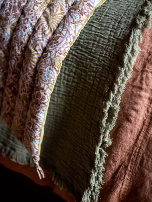 Couvre pied Papilio bi-matière à imprimé végétaux