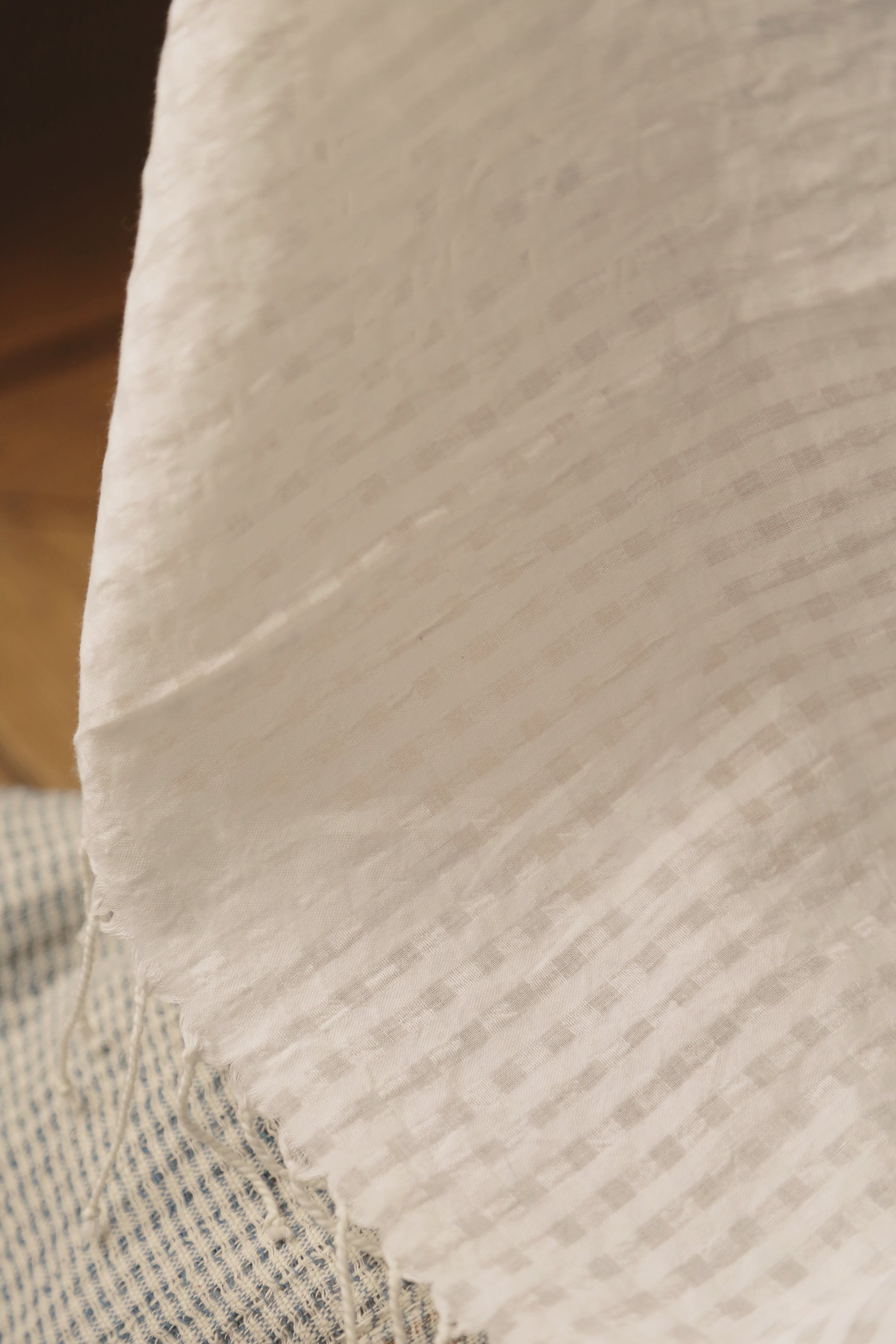 Subtils motifs vichy du rideau Jalma en khadi de coton