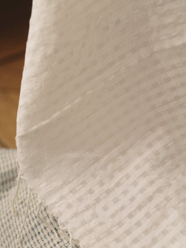 Subtils motifs vichy du rideau Jalma en khadi de coton