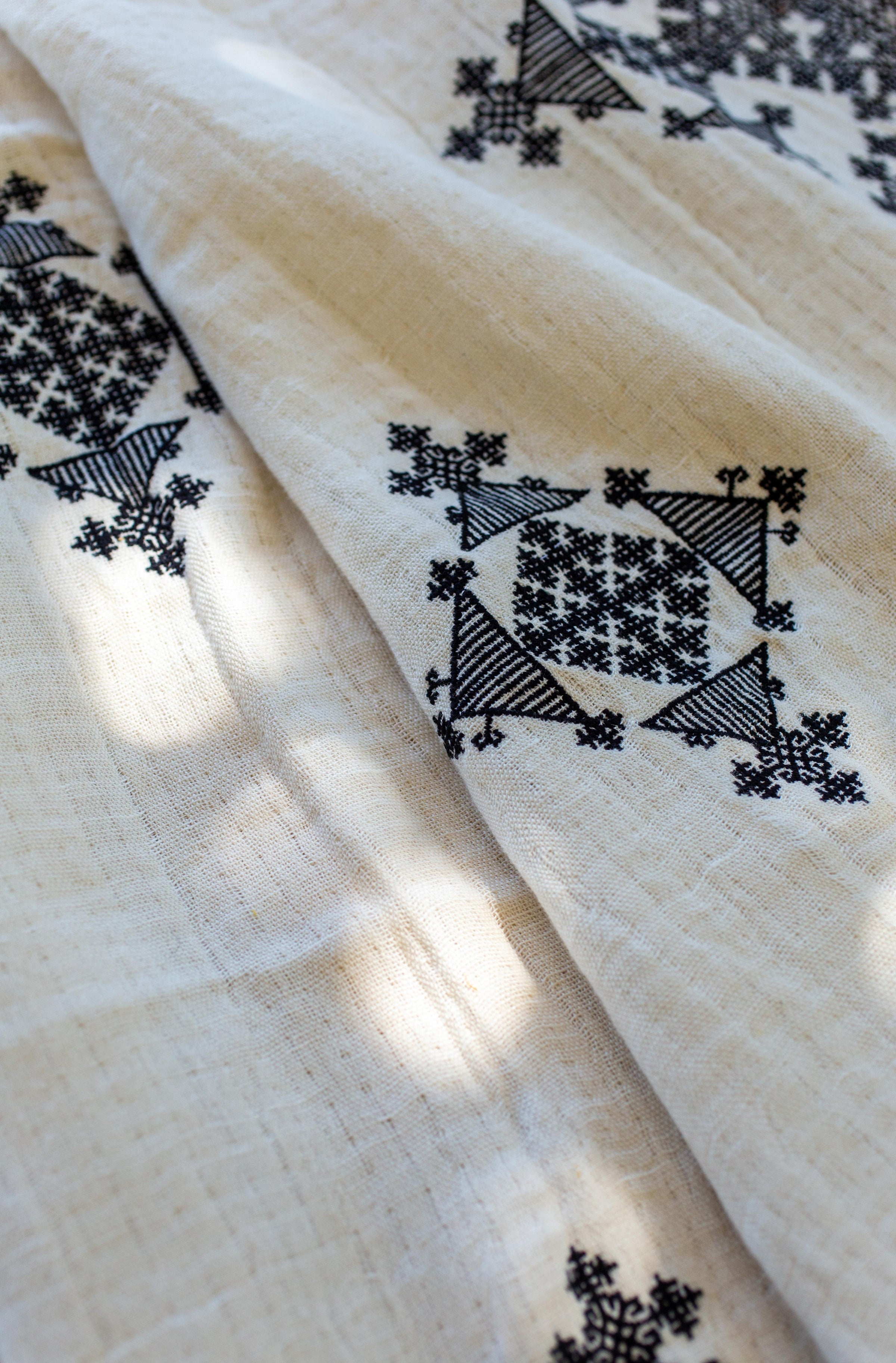 Motifs noirs brodés du rideau Dafi inspirés du point de Fès de la tradition marocaine