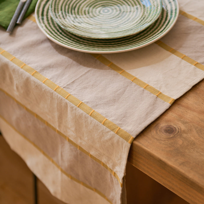 Nappe de table Lyson en coton avec des bandes écru et grises relevées de fines lignes vertes et jaunes