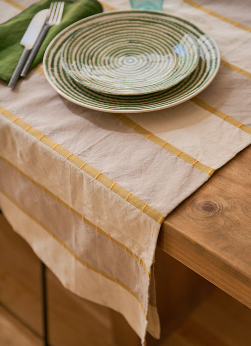 Nappe de table Lyson en coton avec des bandes écru et grises relevées de fines lignes vertes et jaunes