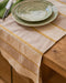 Nappe de table Lyson en coton avec des bandes écru et grises relevées de fines lignes vertes et jaunes