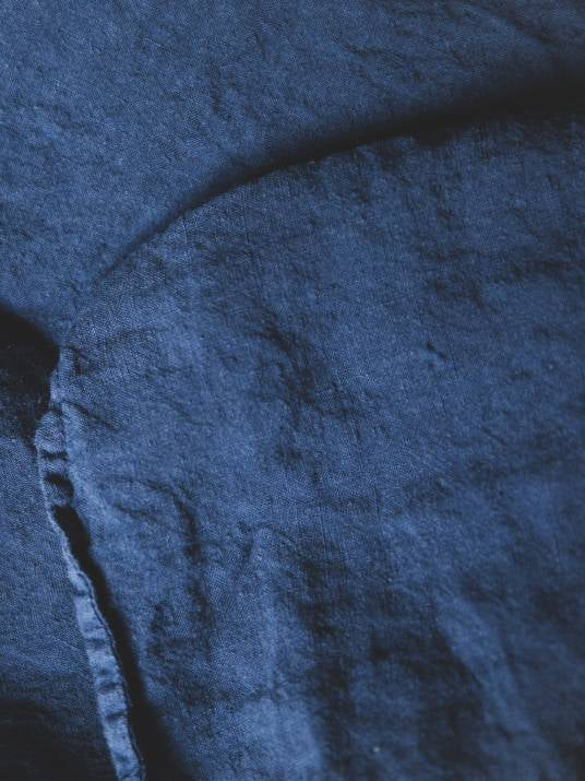 Linge de lit : drap en lin lavé bleu foncé