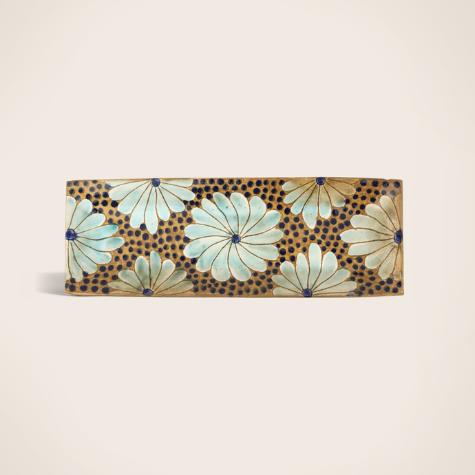 Cleo cake dish