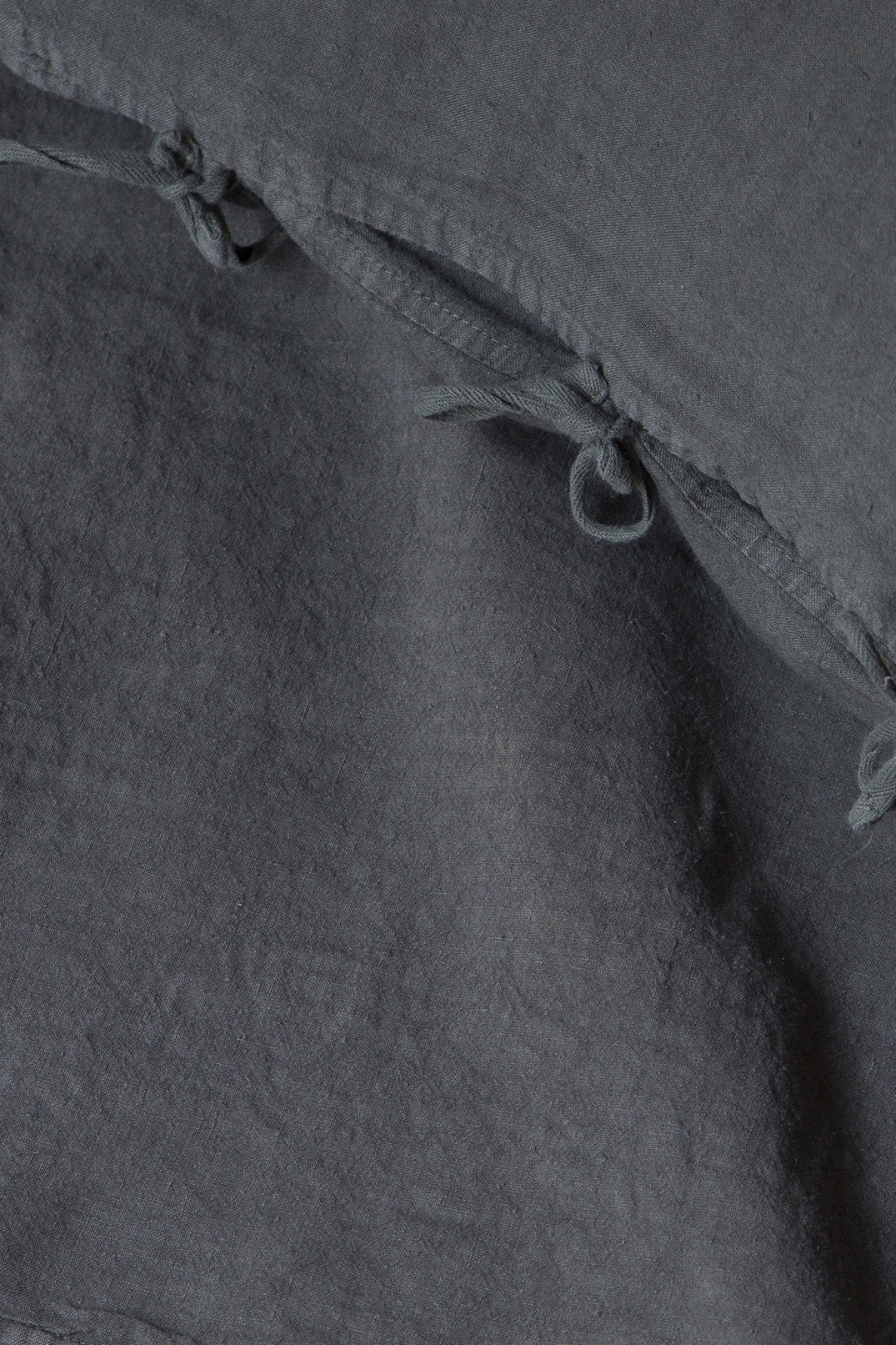 Linge de lit : drap housse en lin lavé gris foncé