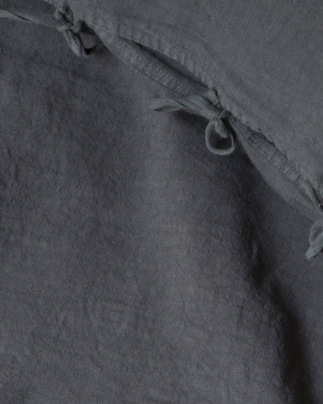 Linge de lit : drap housse en lin lavé gris foncé