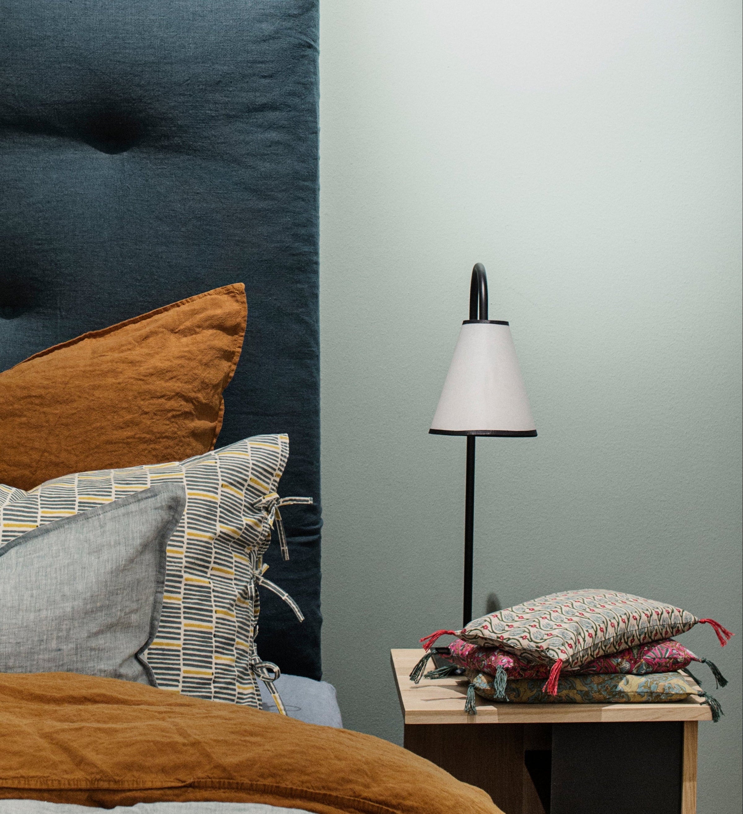 Pied de lampe à poser en acier brut noir