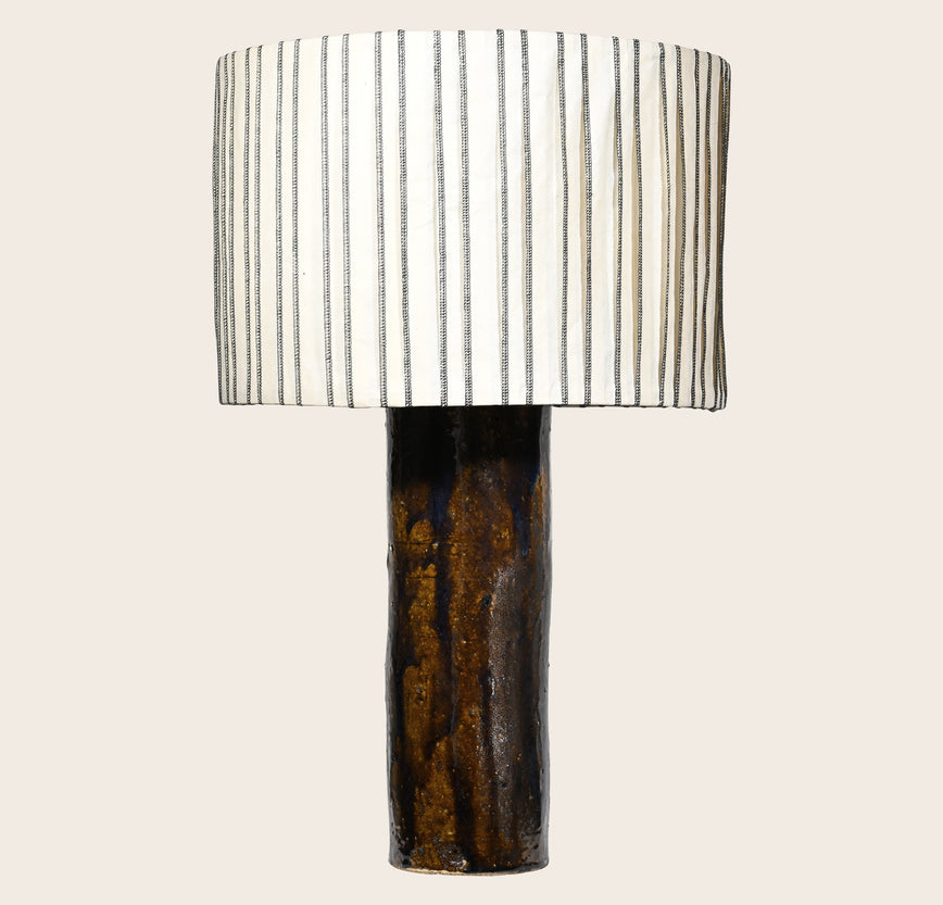 Packshot de la lampe Gaia en céramique avec l'abat-jour en papier Baco