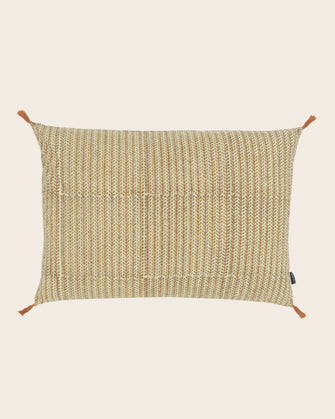 Housse de coussin en coton imprimé au bloc couleur nude avec 4 pompons