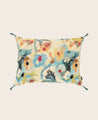 Housse de coussin imprimée Fiore pour canapé en lin et jute avec ses pompons signature