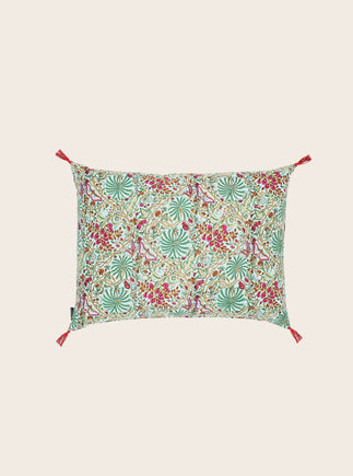 Housse de coussin Papilio turquoise avec son motif floral et ses pompons signatures aux extrémités