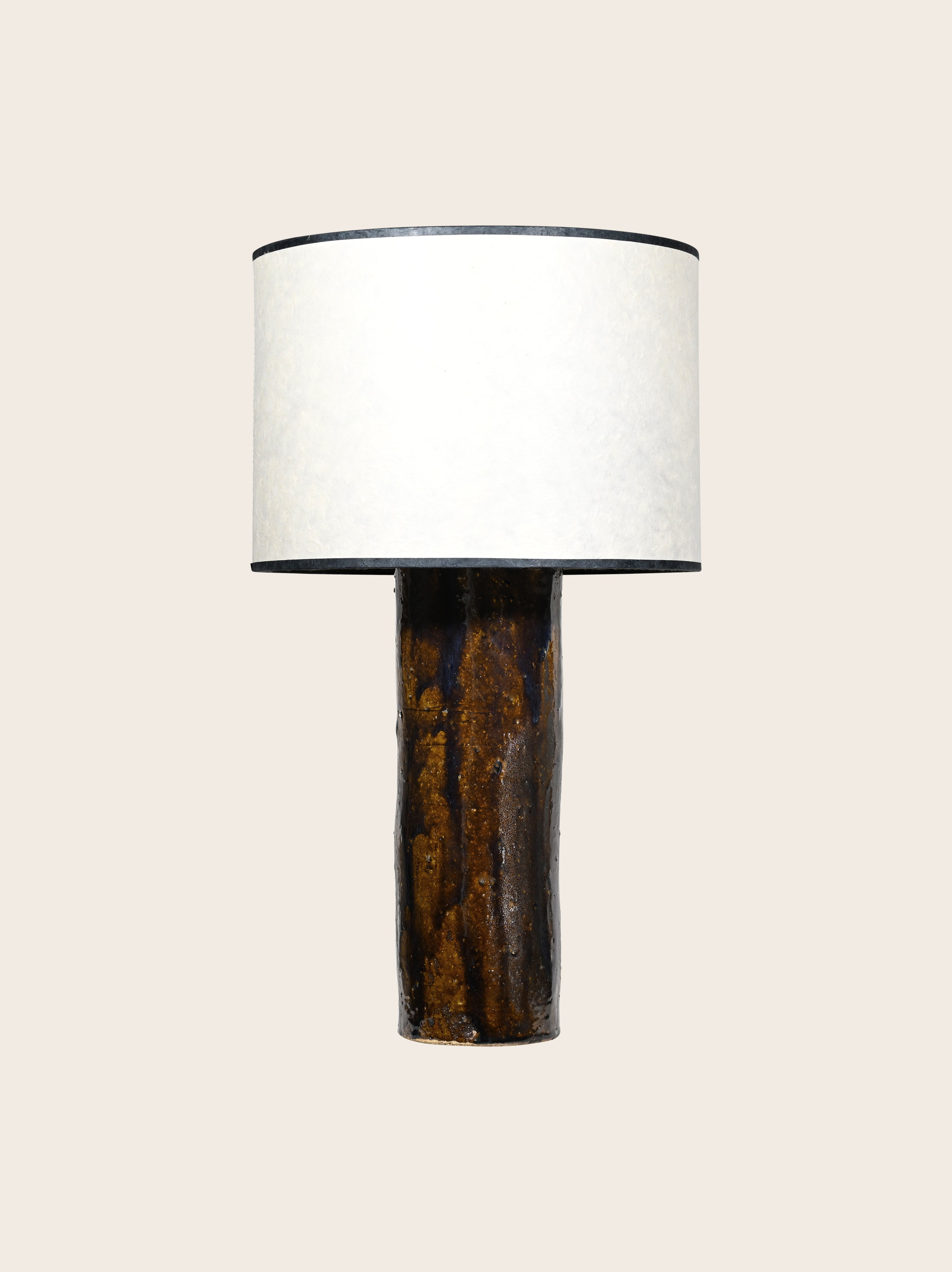 Pied de lampe à poser en Céramique Gaia créé en collaboration avec Grès Editions et son abat-jour en papier Leo