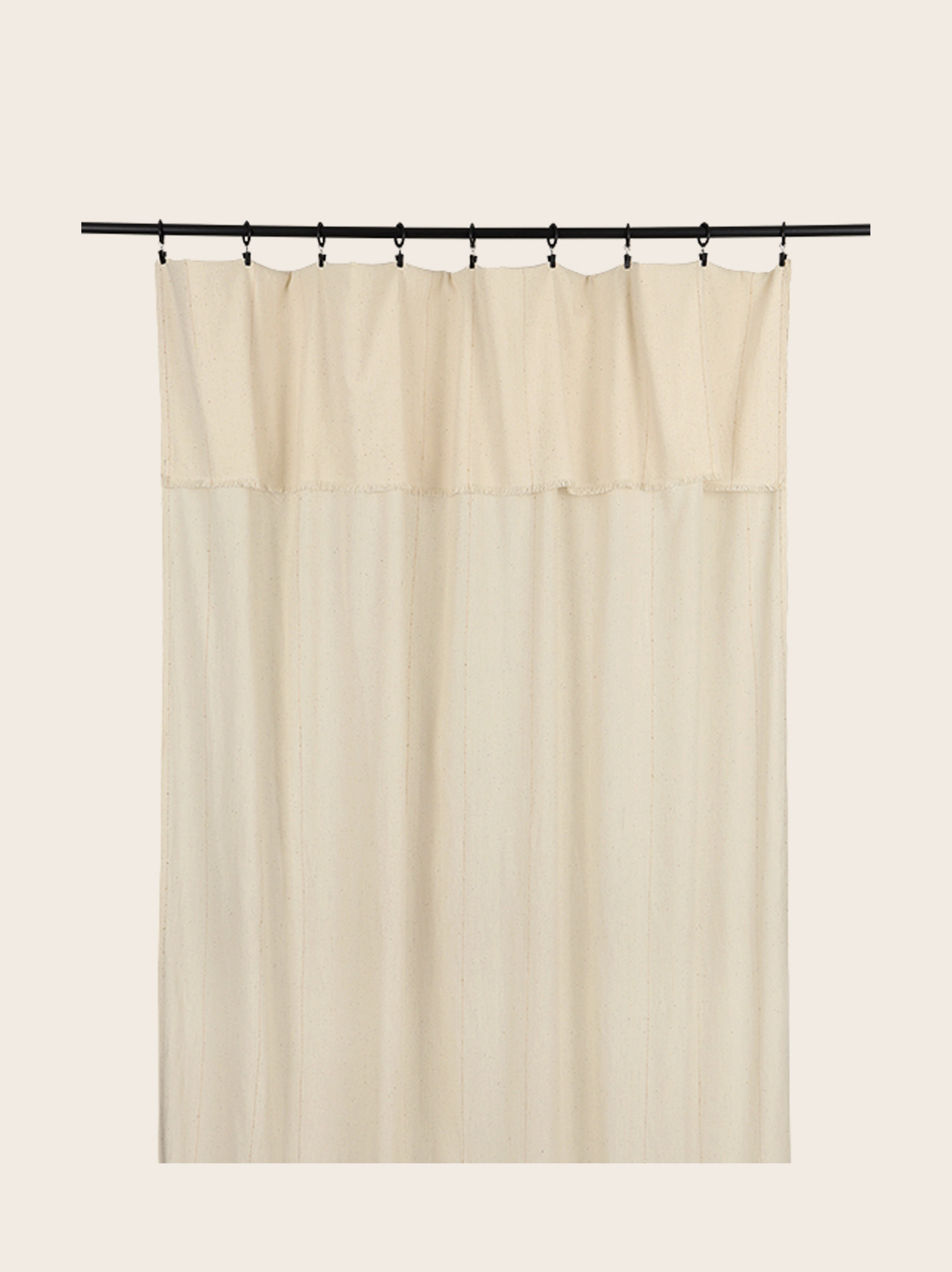 Rideau Lina à franges en khadi de coton biologique couleur Gold avec des subtils fils dorés sur le voile. 