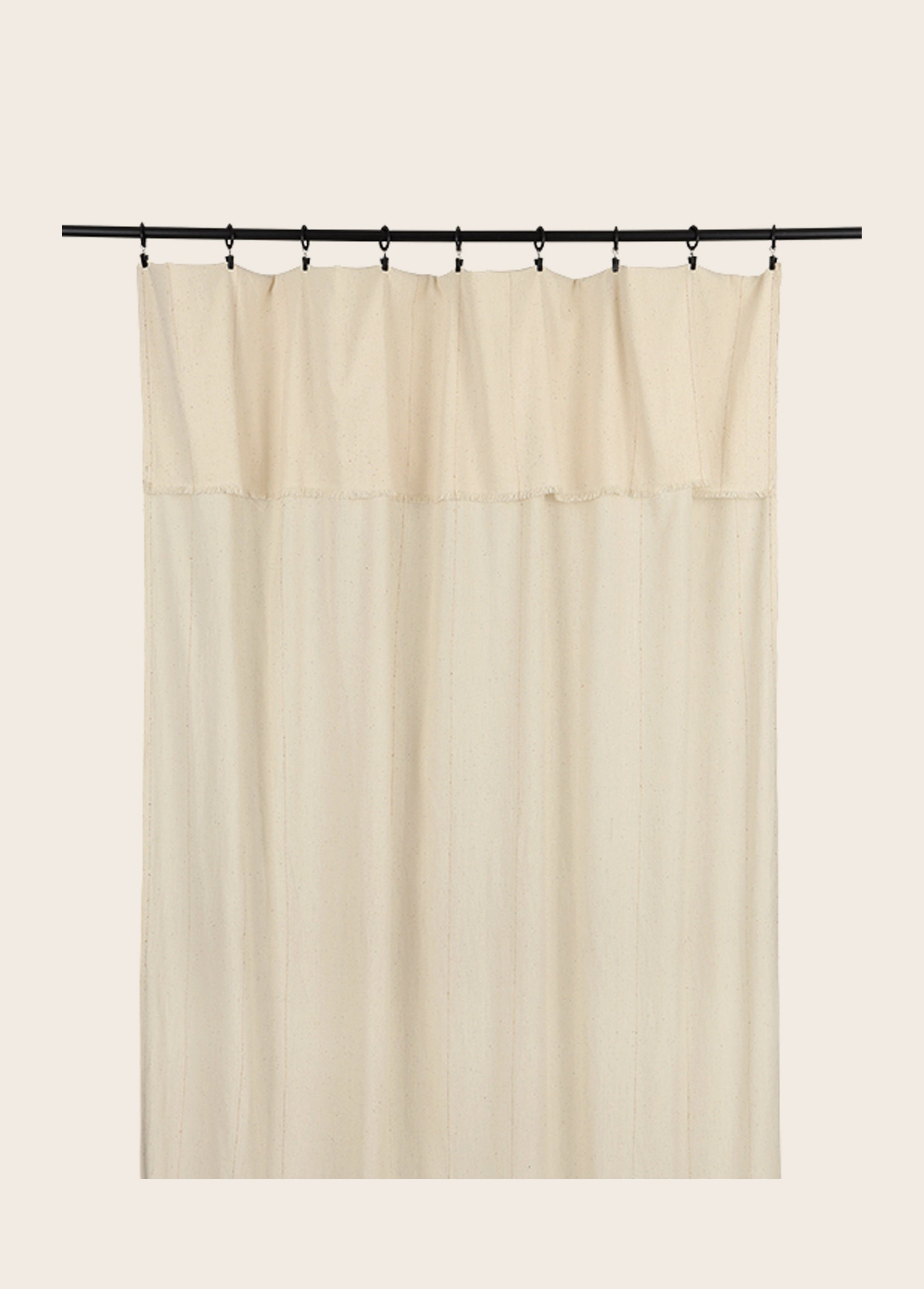 Rideau Lina à franges en khadi de coton biologique couleur Gold avec des subtils fils dorés sur le voile. 