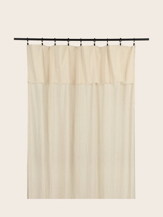 Rideau Lina à franges en khadi de coton biologique couleur Gold avec des subtils fils dorés sur le voile. 
