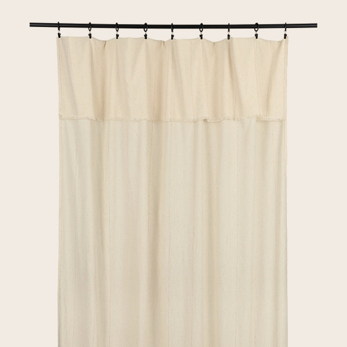 Rideau Lina à franges en khadi de coton biologique couleur Gold avec des subtils fils dorés sur le voile. 