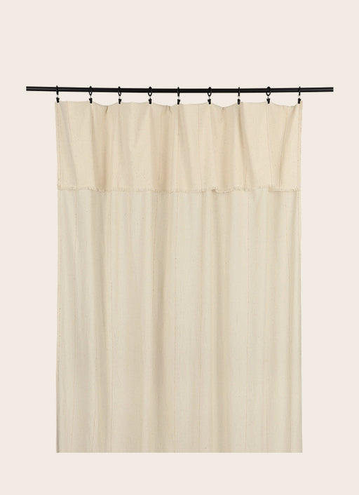 Rideau Lina à franges en khadi de coton biologique couleur Gold avec des subtils fils dorés sur le voile. 