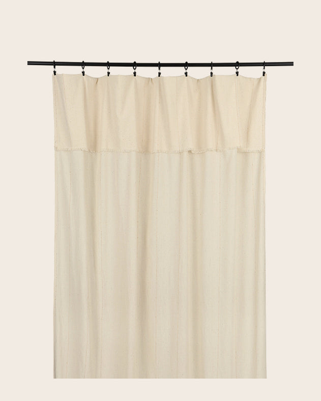 Rideau Lina à franges en khadi de coton biologique couleur Gold avec des subtils fils dorés sur le voile. 