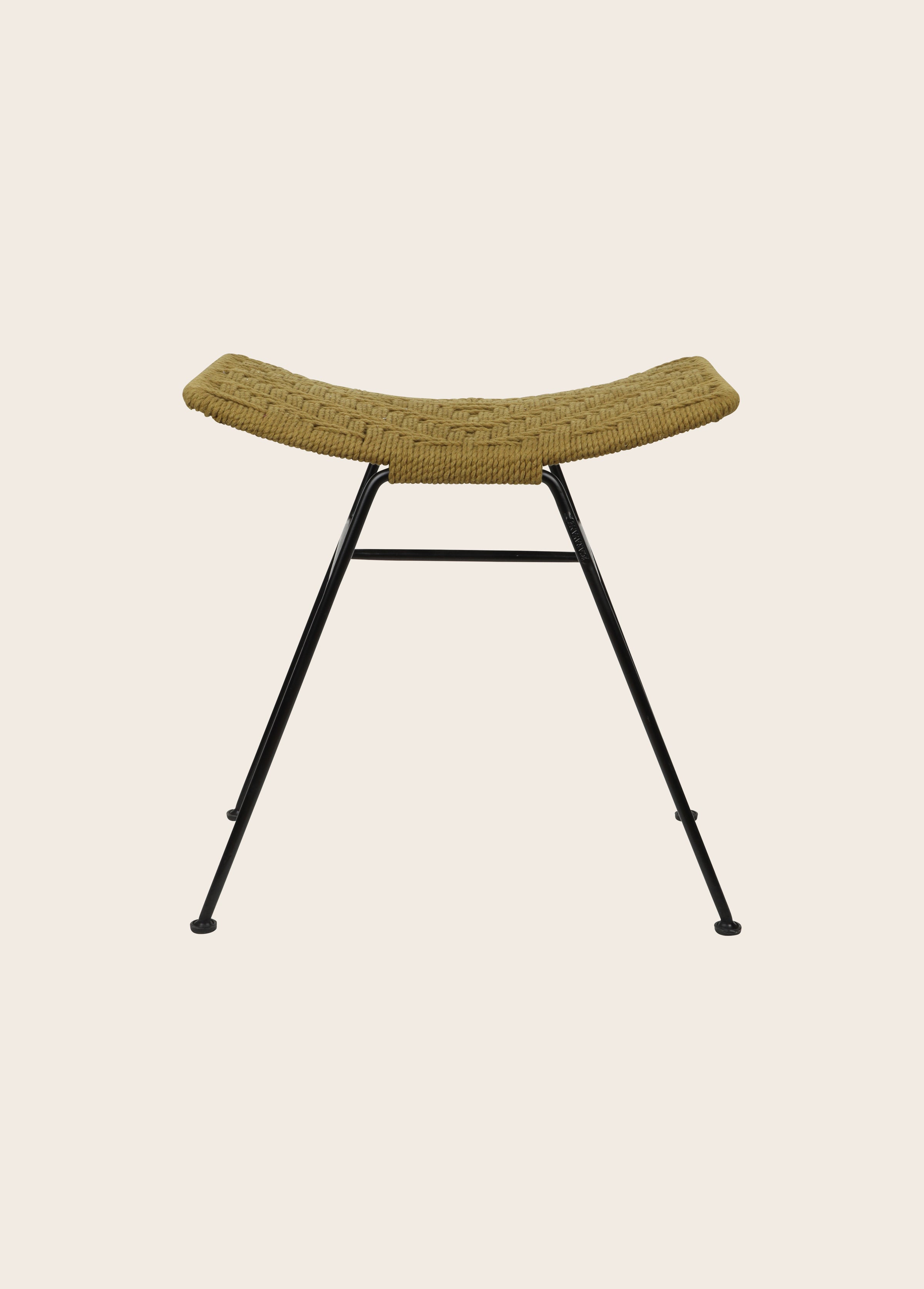 Packshot du tabouret murgi losange en coton tressé et fer en couleur havane.