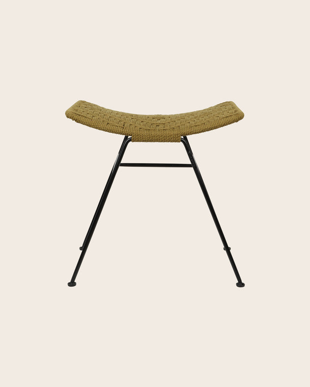 Packshot du tabouret murgi losange en coton tressé et fer en couleur havane.