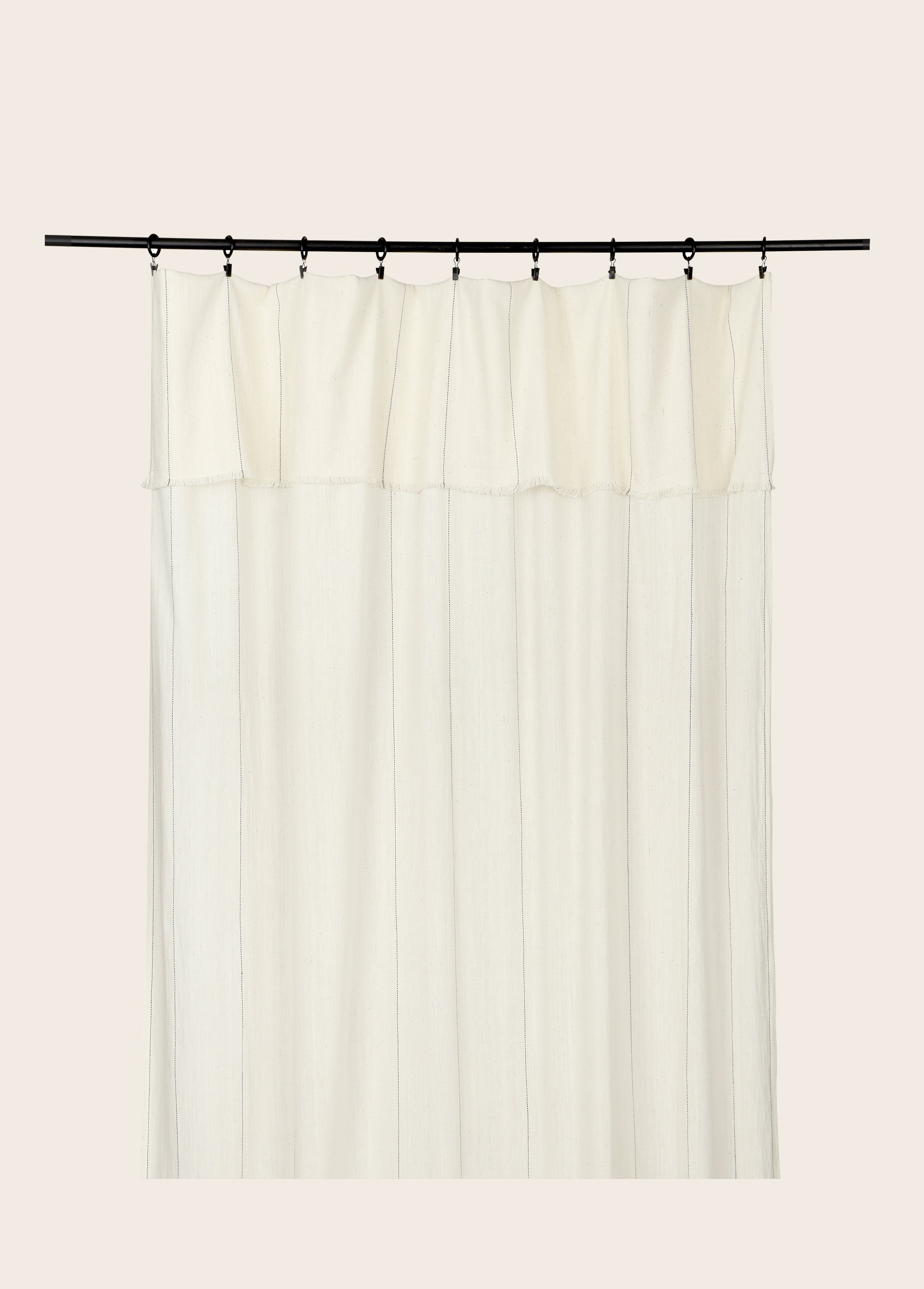Rideau Lina à franges en khadi de coton biologique couleur Charcoal avec de délicats pointillés noirs sur le voile