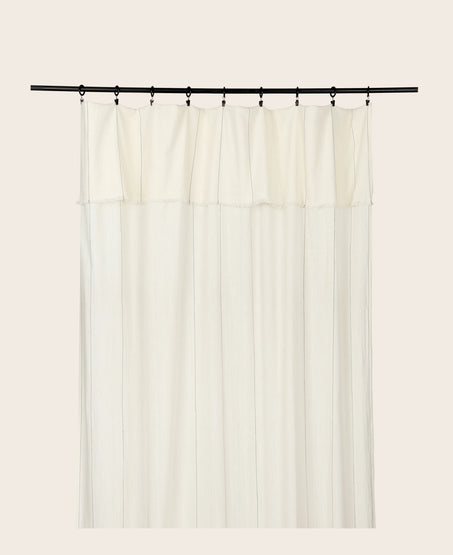 Rideau Lina à franges en khadi de coton biologique couleur Charcoal avec de délicats pointillés noirs sur le voile