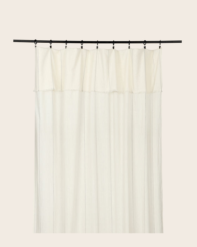 Rideau Lina à franges en khadi de coton biologique couleur Charcoal avec de délicats pointillés noirs sur le voile