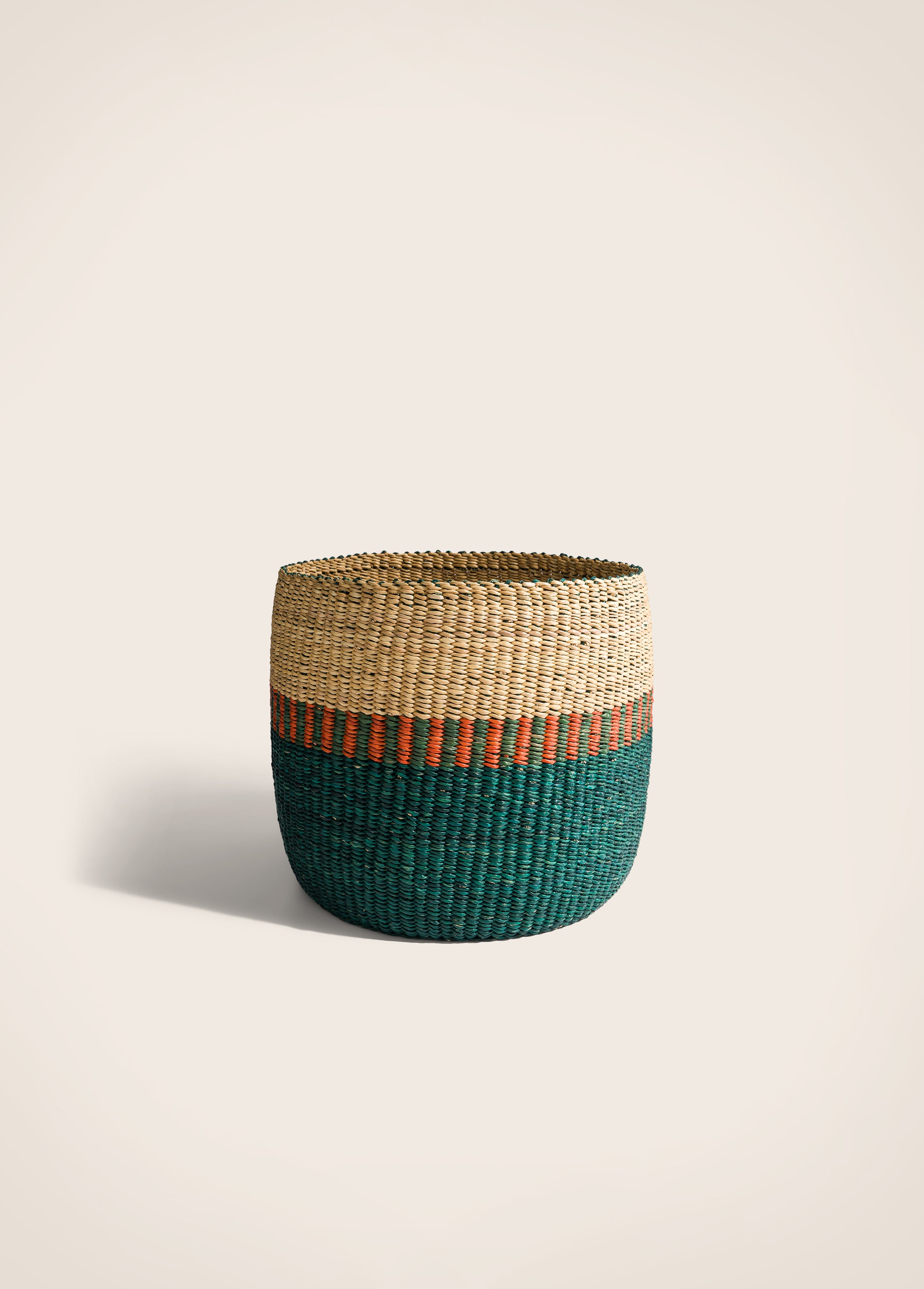 Petit panier en fibre végétale naturelle.