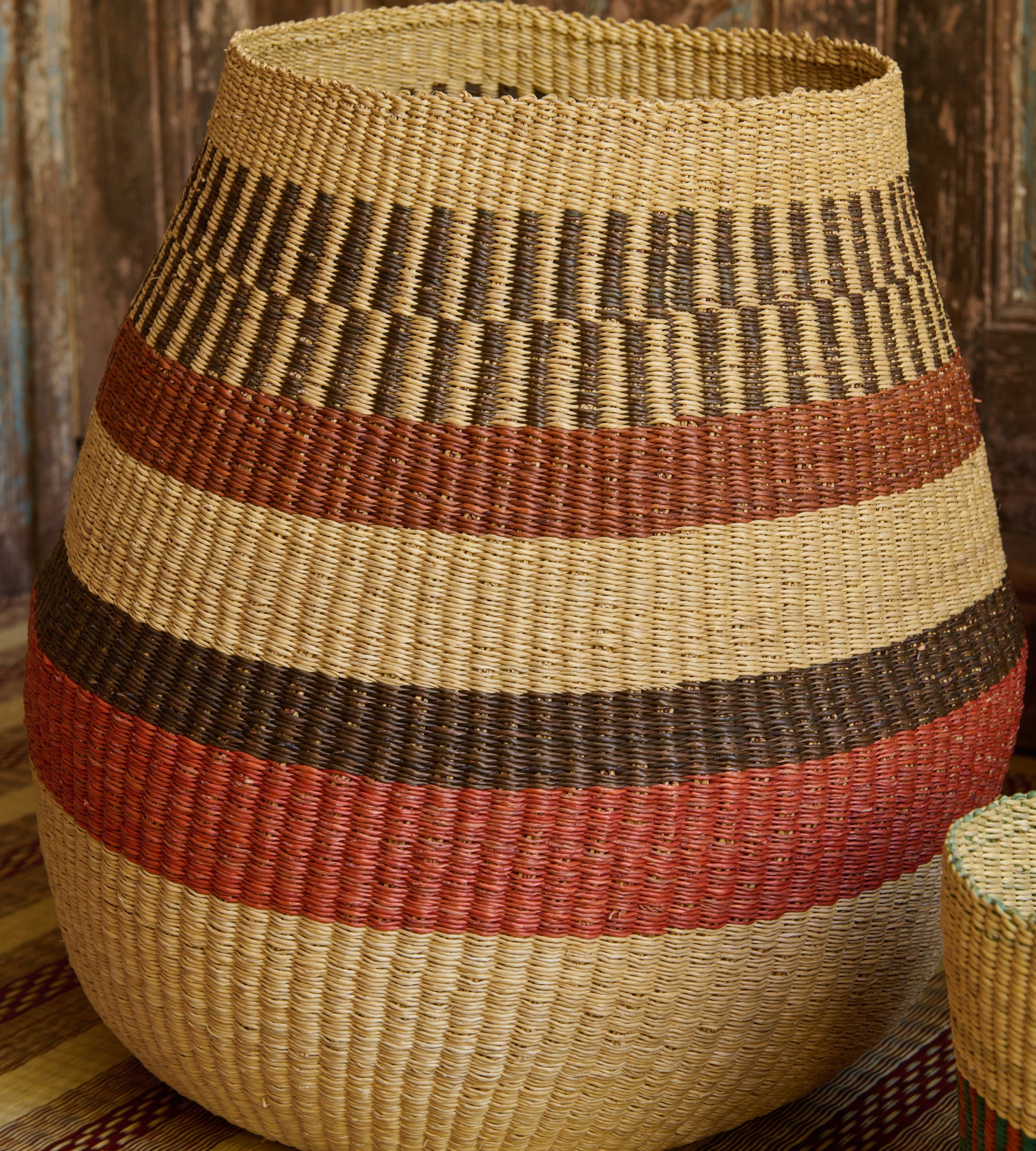 Grand panier en fibre végétale naturelle.