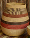 Grand panier en fibre végétale naturelle.