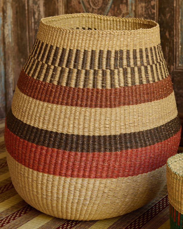 Grand panier en fibre végétale naturelle.
