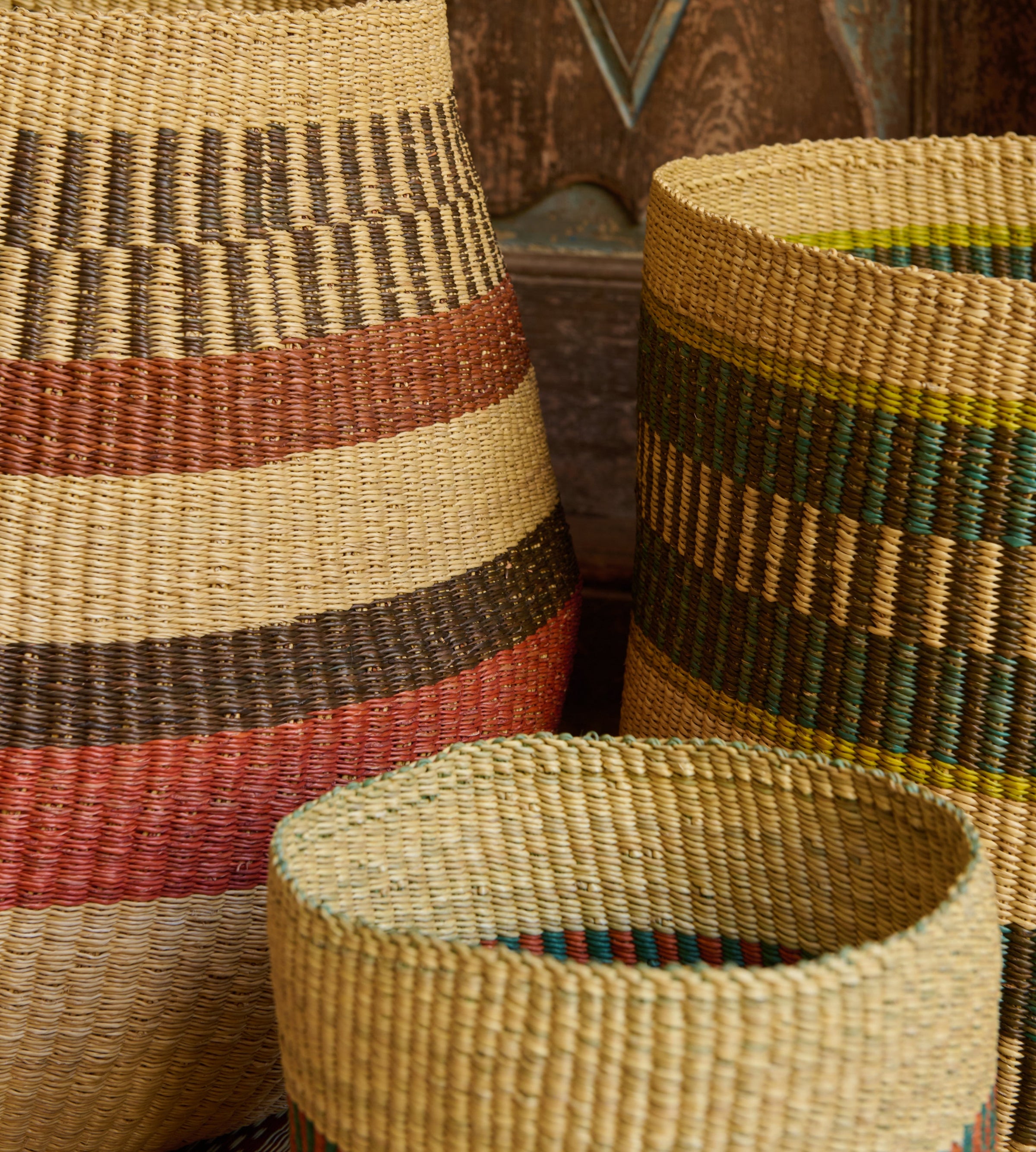 Ensemble de trois paniers colorés.