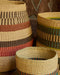 Ensemble de trois paniers colorés.