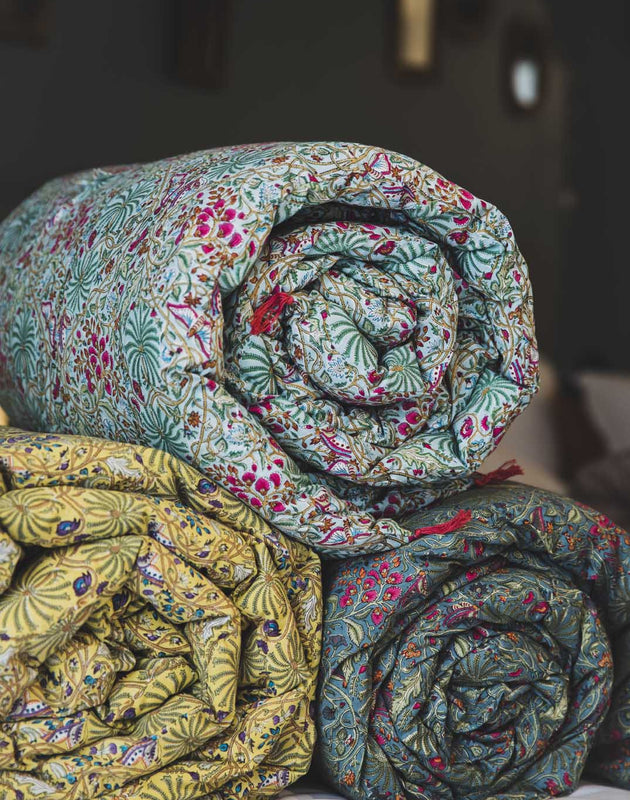 Linge de lit : courtepointe colorée avec des imprimés végétaux
