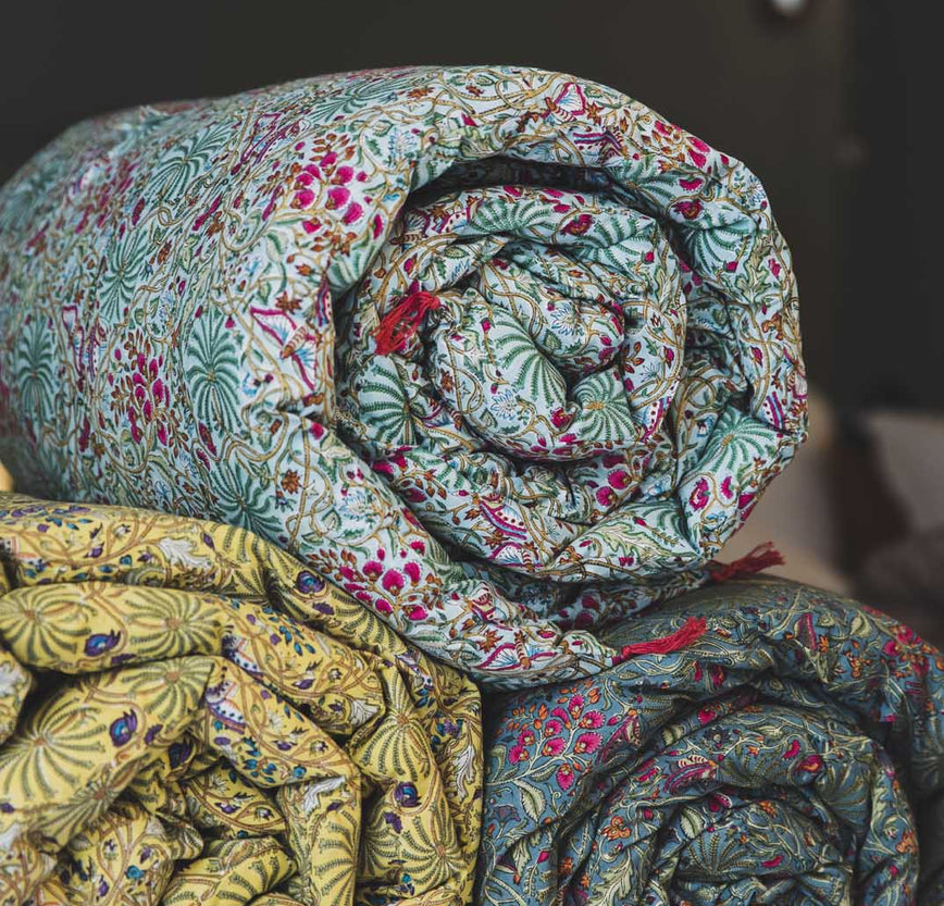 Linge de lit : courtepointe colorée avec des imprimés végétaux