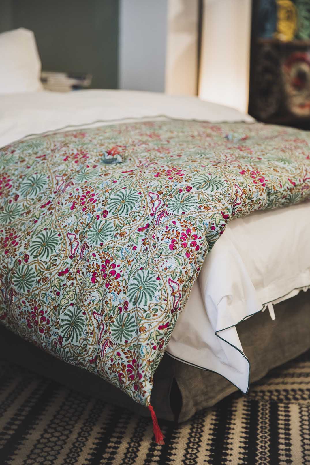 Courtepointe : matelas avec des imprimés végétaux pour bout de lit