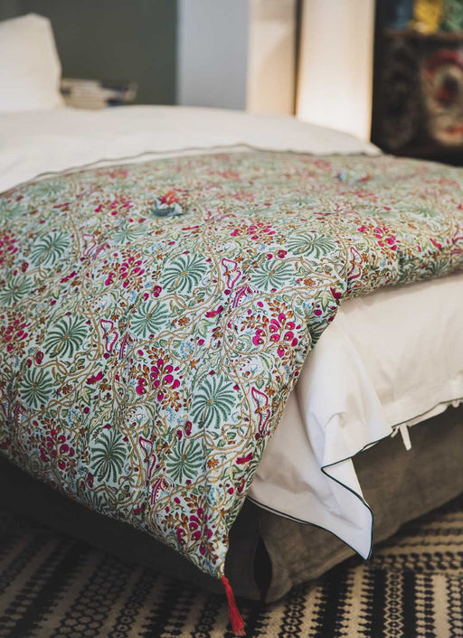 Courtepointe : matelas avec des imprimés végétaux pour bout de lit