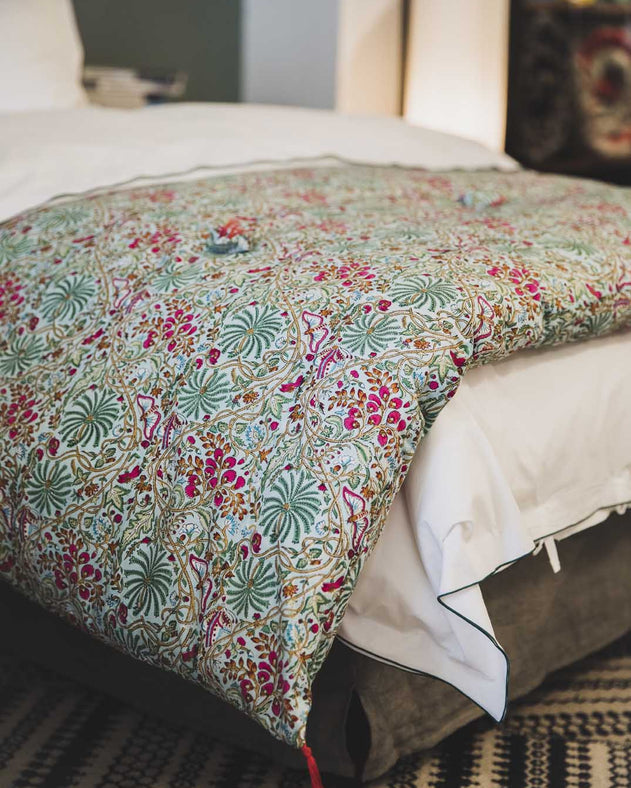 Courtepointe : matelas avec des imprimés végétaux pour bout de lit