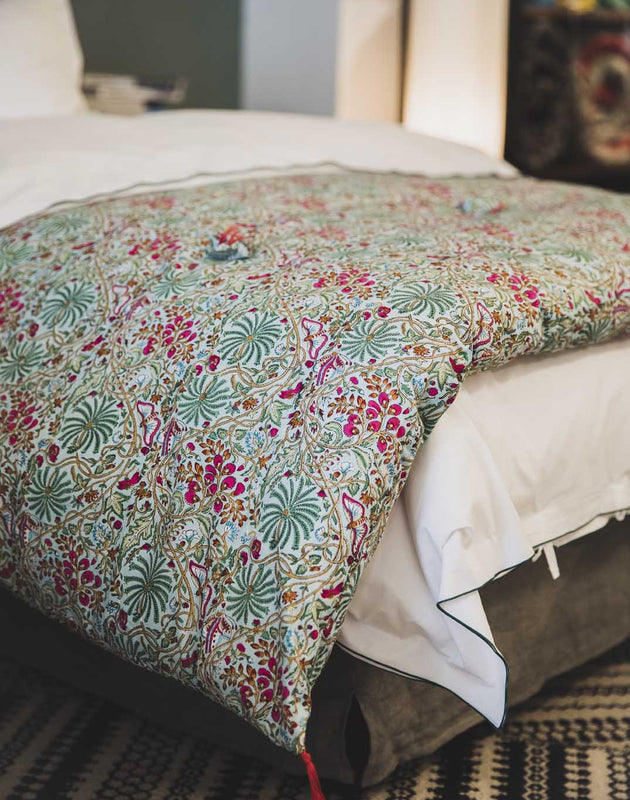 Courtepointe : matelas avec des imprimés végétaux pour bout de lit