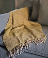 Détail des franges du plaid Tasar en coton et soie de bananier
