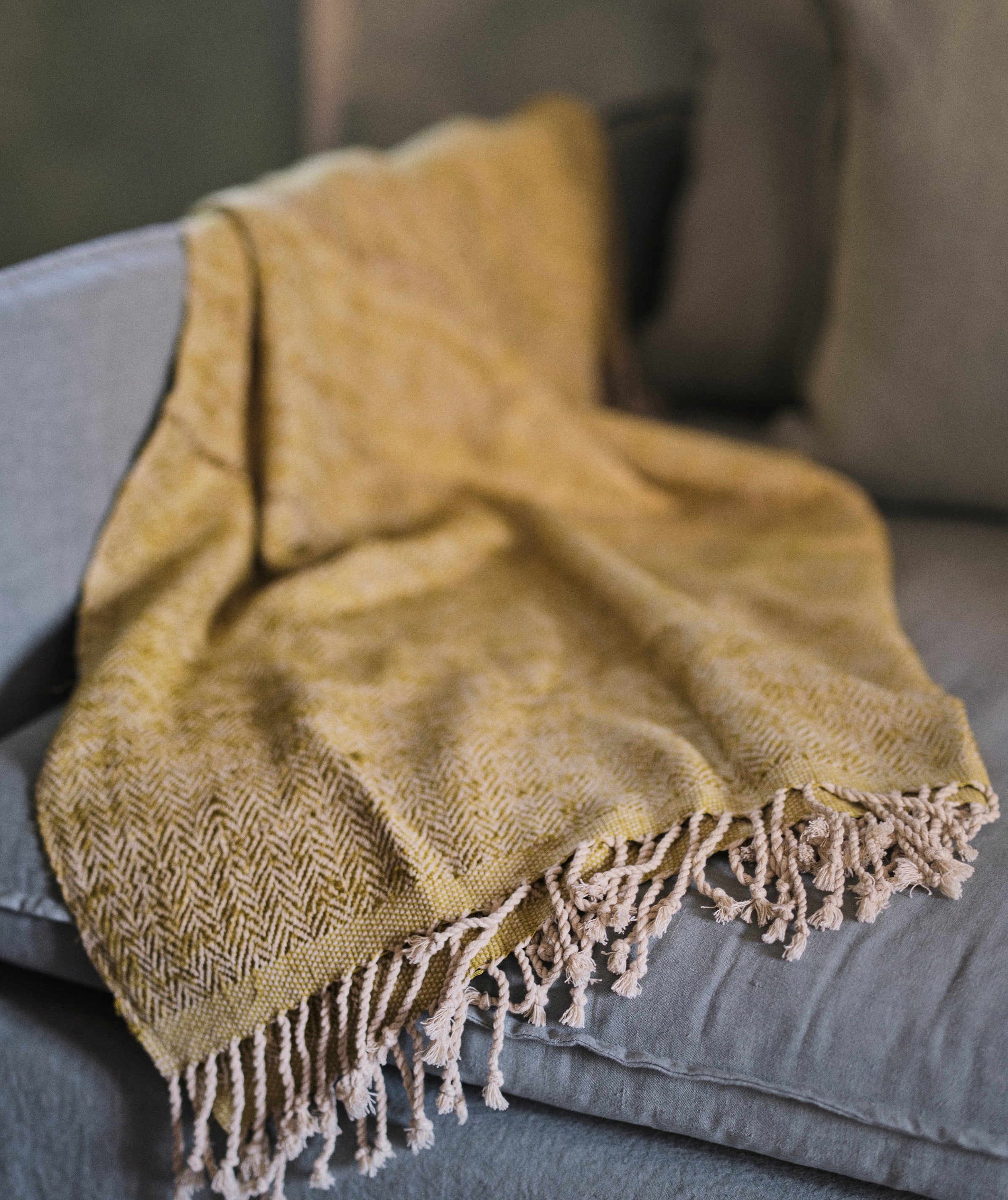 Détail des franges du plaid Tasar en coton et soie de bananier